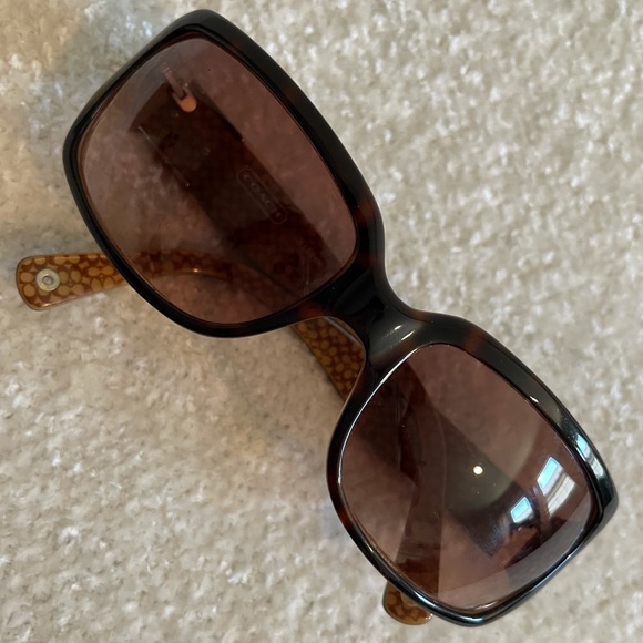 Coach Sunglasses - new condition no Straches or dents - Picture 8 of 8